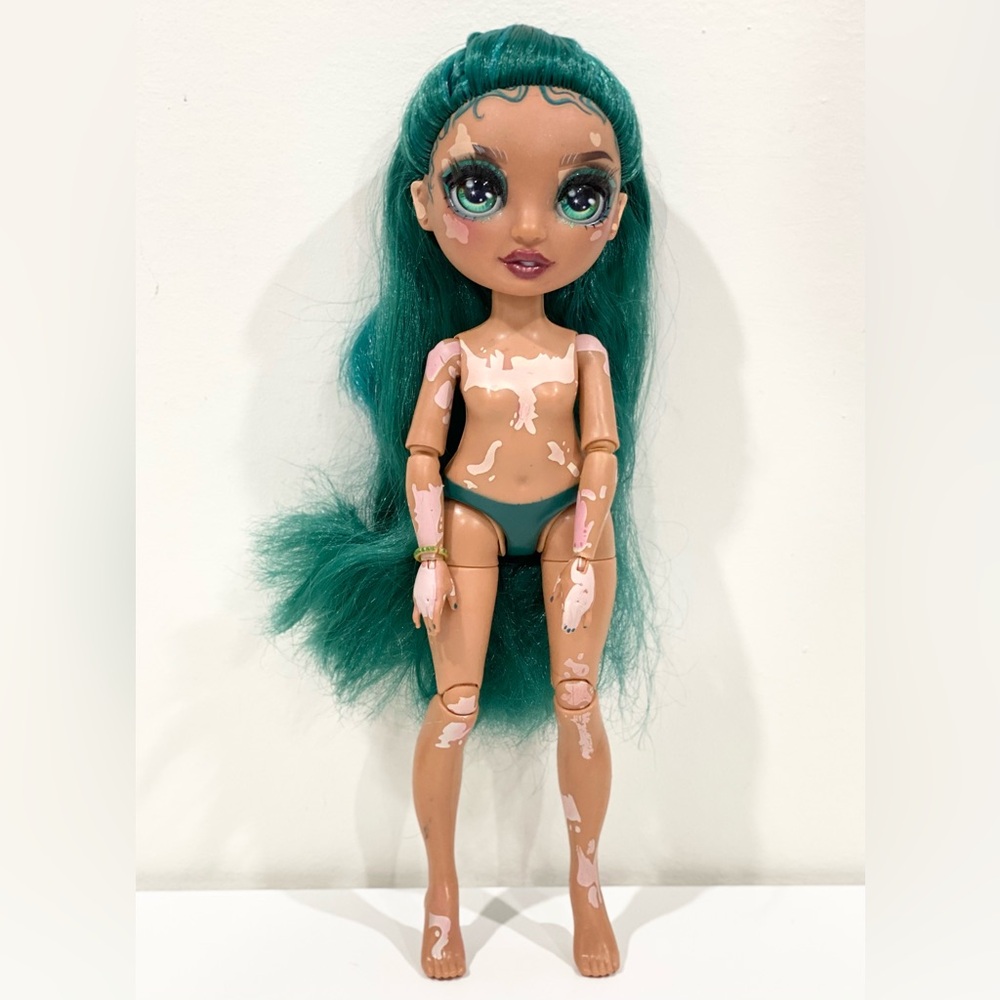 Rainbow High Series 4 Jewel Richie Doll Emerald Green Vitiligo